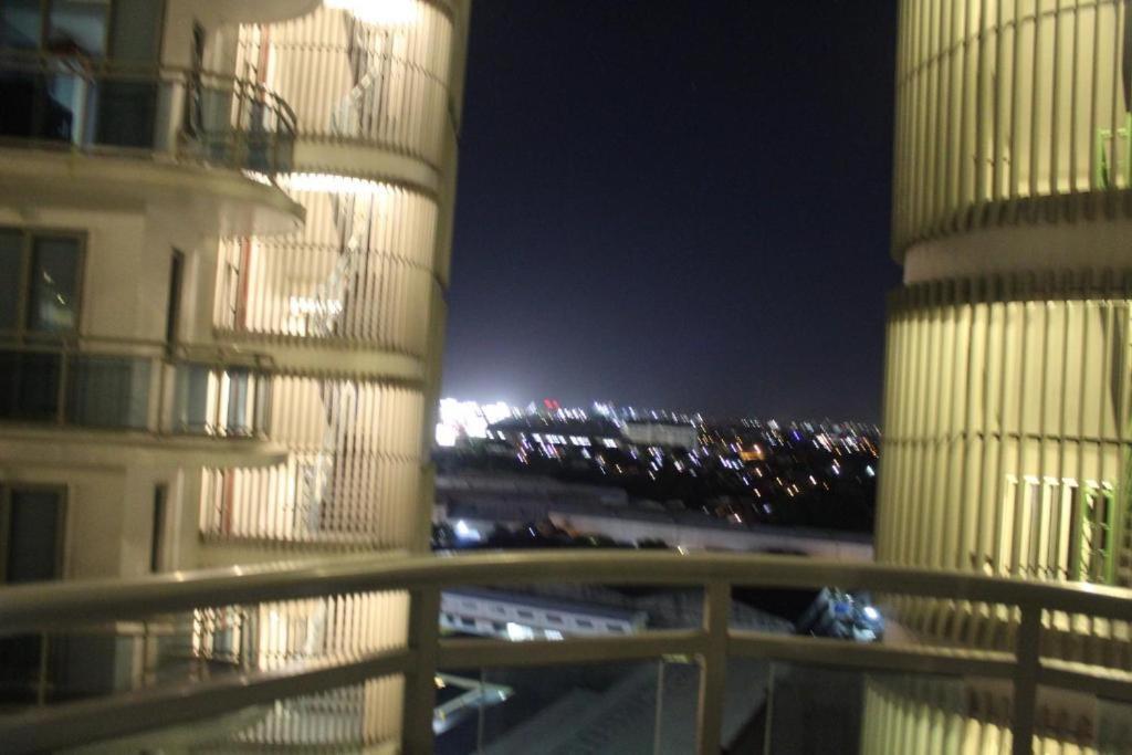 Azure Urban Resort A4 Near Airport Mall With Wavepool Paranaque City Eksteriør bilde